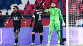 Donnarumma checke Marquinhos lors du match du PSG face aux Brestois  le 15 janvier 2022