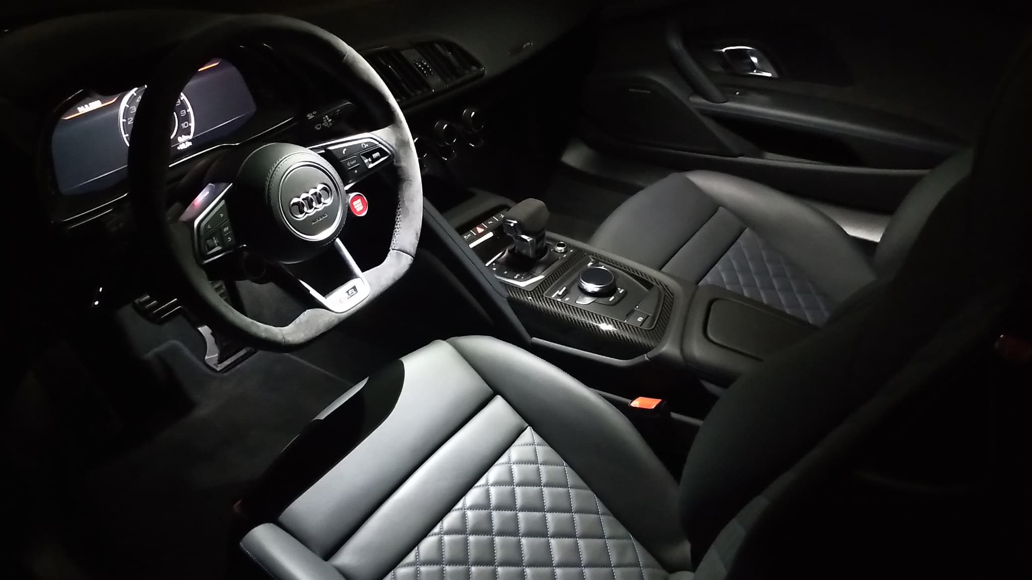 Cette R8 est une véritable Audi, avec une finition très haut de gamme et des baquets confortables en alcantara, comme des plastiques de grande qualité.