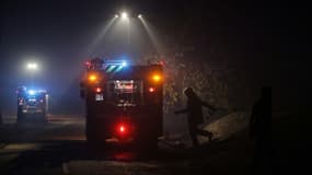 Des camions de pompiers dans une zone ravagée par les indendies près de  Teste-de-Buch (Gironde), le 15 juillet 2022