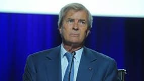 RSF et un collectif de journalistes accusent le patron de Canal+, Vincent Bolloré, d'avoir censuré des documentaires gênants.