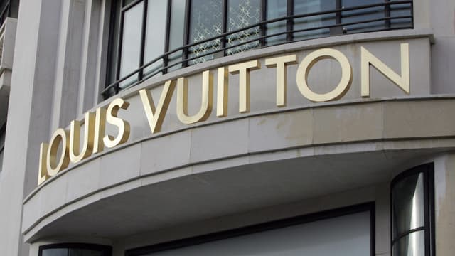 L'homme est entré dans le magasin Louis Vuitton muni d'une arme de poing.