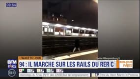 L'image du jour: un homme marche sur les rails du RER C à la gare de Vitry-sur-Seine