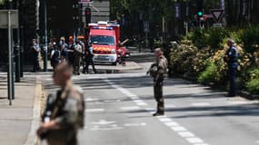 Des policiers et des militaires à proximité des lieux de l'attaque au couteau à Annecy, le 8 juin 2023.
