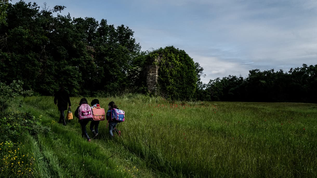 Des enfants vont participer à un cours dans la forêt à Upie (Drôme), pour protester contre la non-réouverture d'une école, le 12 mai 2020.