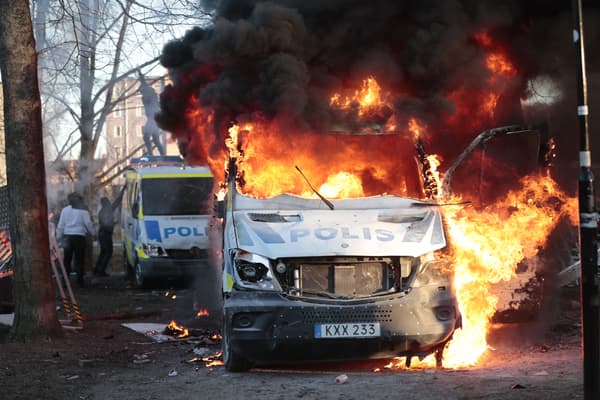Protesters set police cars on fire in Örebro, Sweden on April 15, 2022