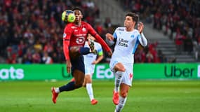 Jonathan David face à Leonardo Balerdi