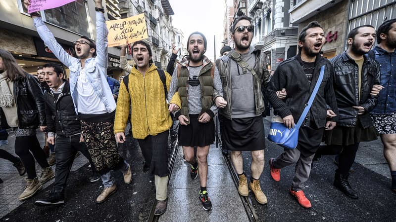 Des manifestants en jupe sur la grande rue piétonne d'Istiklal qui mène à la célèbre place de Taksim, à Istanbul en Turquie.
