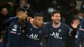 Les stars du Paris Saint-Germain, le Français Kylian Mbappé (centre) et l'Argentin Lionel Messi, lors du match entre le PSG et Bruges, au Parc des Princes à Paris le 7 décembre 2021