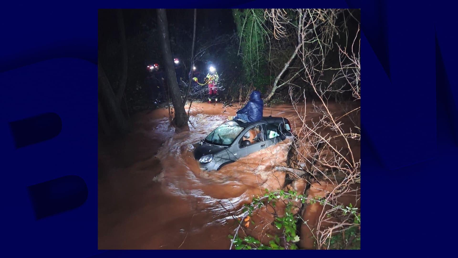 Intempéries: un automobiliste coincé sur le toit de sa voiture secouru par les pompiers dans l'Hérault