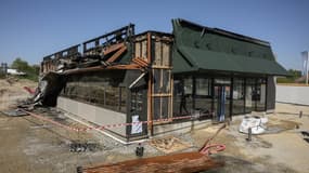 Vue générale d'un restaurant McDonald's en construction, endommagé par un incendie, à Montrabé, près de Toulouse, le 8 avril 2025. Selon les médias locaux, l'incendie aurait été déclenché par un groupe qui aurait mis le feu au McDonald's en construction à Montrabé, en soutien au peuple palestinien et en opposition à la nouvelle stratégie d'expansion de l'entreprise.