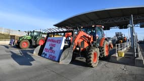 Des agriculteurs bloquent l'A9 à Saint-Jean-de-Vedas, près de Montpellier, dans l'Hérault, le 26 janvier 2024