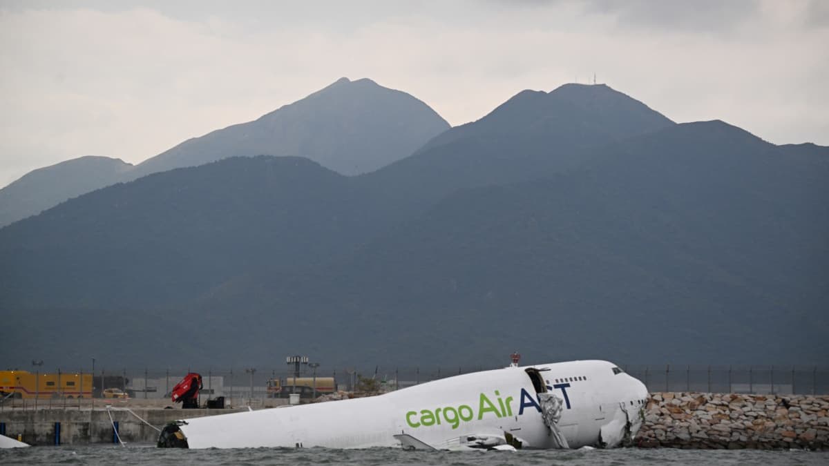 Un avion cargo 747 de Boeing quitte la piste à l'aéroport de Hong Kong et s'abîme en mer, causant la mort de deux personnes