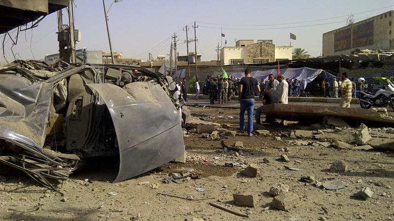 Sur les lieux d'un attentat à la voiture piégée à Bagdad. Une vague d'attaques contre des pèlerins chiites et la police a fait mercredi au moins 53 morts en Irak, où la majorité chiite célèbre une importante fête religieuse. /Photo prise le 13 juin 2012/R