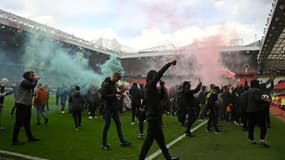 Des supporters de Manchester United ont réussi à envahir la pelouse du stade d'Old Trafford, retardant le coup d'envoi du match de Premier League contre Liverpool, le 2 mai 2021