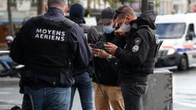 Des policiers utilisent des drones après l'attaque devant les anciens locaux de Charlie Hebdo à Paris, le 25 septembre 2020 (PHOTO D'ILLUSTRATION).