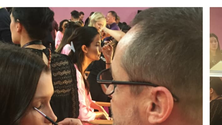 Bella Hadi se prépare dans les loges quelques heures avant le défilé Bella Hadi se prépare dans les loges quelques heures avant le défilé
