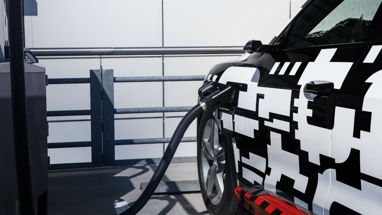 Le prototype de l'Audi e-tron avec ses rétroviseurs caméras en train de se recharger. Le prototype de l'Audi e-tron avec ses rétroviseurs caméras en train de se recharger.