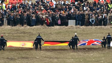 Les familles des victimes se recueillent devant la stèle érigée en leur mémoire à la Seyne-sur-Mer.