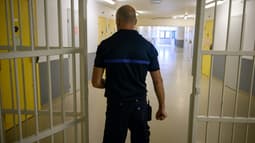 Un surveillant de la prison de Toulouse-Seysses dans un couloir de l'établissement le 7 août 2025