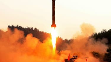 Photo fournie le 30 mai 2017 par l'agence officielle nord-coréenne Kcna d'un tir de missile balistique nord-coréen dans un lieu non précisé