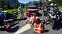 Des manifestants bloquent la route lors de la 10e étape du Tour de France.