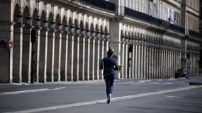 Une joggeuse rue de Rivoli à Paris