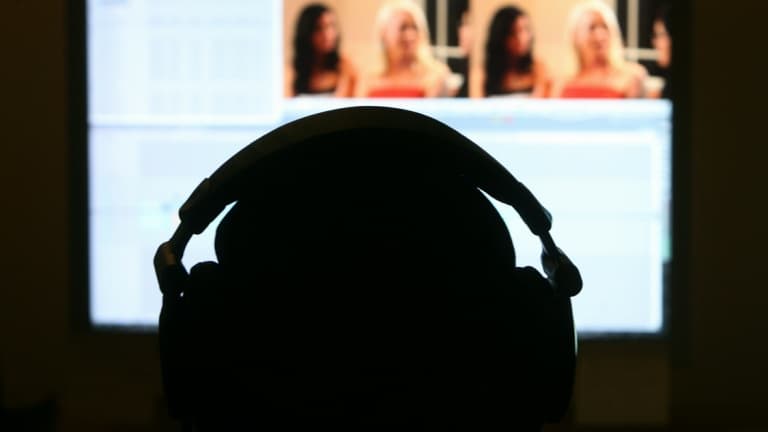 Trois hommes ont été mis en examen vendredi dans l'enquête à Paris sur la plateforme de vidéos pornographiques "French Bukkake", portant à 12 le nombre de personnes poursuivies dans ce dossier, a-t-on appris samedi de source judiciaire
