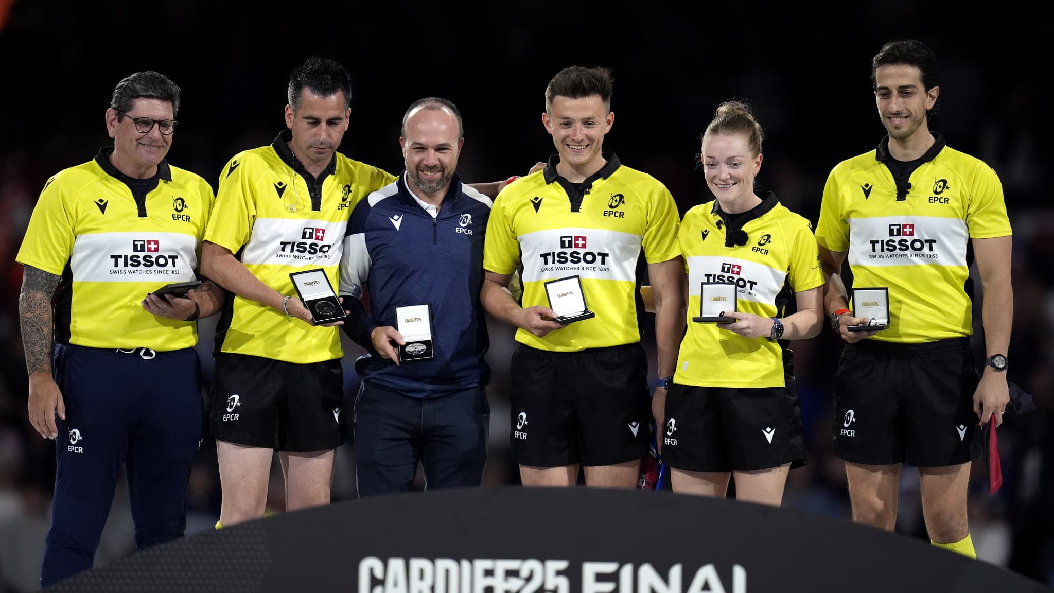 Hollie Davidson et le corps arbitral récompensés à l'occasion de la finale de la Challenge Cup, le 23 mai 2025. Hollie Davidson et le corps arbitral récompensés à l'occasion de la finale de la Challenge Cup, le 23 mai 2025.