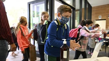 Des élèves se désinfectent les mains dans une école à Strasbourg, le 1er septembre 2020