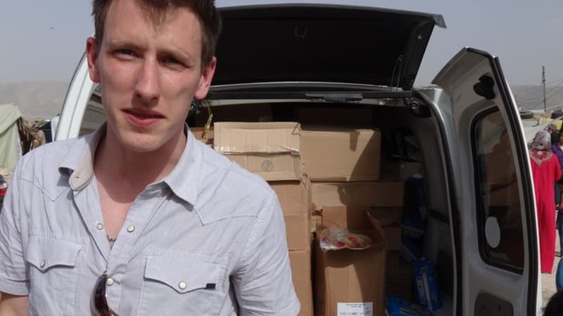 Lotage américain Peter Kassig devant un camion près de la frontière syrienne fin 2012.