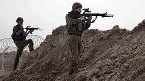 Des soldats israéliens au kibboutz Beeri près de la frontière avec Gaza, en Israël, lors d'une visite presse, le 22 octobre 2023