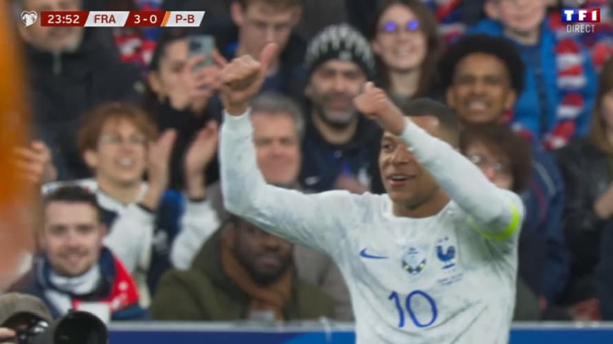 Mbappé félicite Upamecano après une ouverture du défenseur en profondeur (24e) Mbappé félicite Upamecano après une ouverture du défenseur en profondeur (24e)