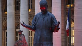Une grande statue représentant le chanteur Kid Cudi, est installée devant le Palais Brongniart à Paris le 12 janvier 2024.