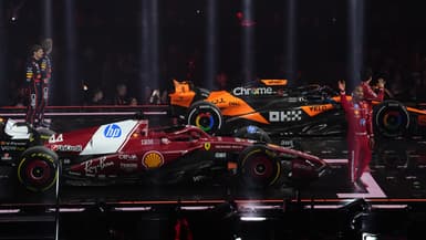 Lewis Hamilton avec Charles Leclerc devant la Ferrari SF-25, Max Verstappen et Liam Lawson derrière la McLaren MCL39, à Londres le 18 février 2025
