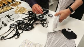 Table de confection des costumes de la cérémonie de clôture