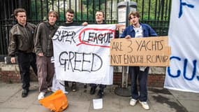 Des supporters rassemblés aux abords de Stamford Bridge