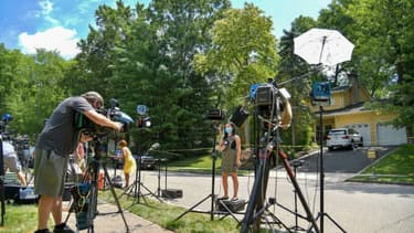 Des journalistes devant la maison de la juge fédérale Esther Salas, le 20 juillet 2020 à North Brunswick (New Jersey)