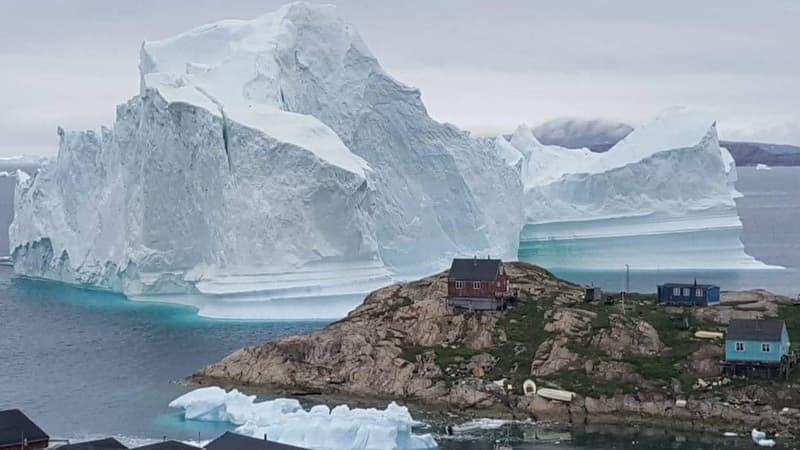 Un iceberg près des maisons de Avannaata dans le nord-ouest du Groenland, le 13 juillet 2018. (PHOTO D'ILLUSTRATION)