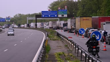 L'autoroute A13 partiellement fermée avec une file de véhicules à la hauteur de Versailles dans les Yvelines le 19 avril 2024.