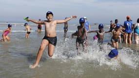 Des enfants défavorisés profitent d'une journée à la plage à Cabourg grâce au Secours Populaire