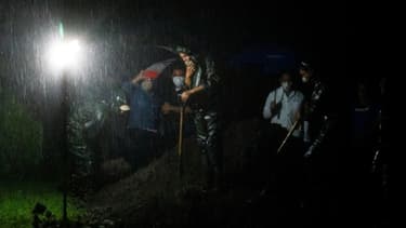 Des fossoyeurs descendent à la hâte des cercueils dans les fosses, le 8 juin 2020 dans un cimetière à Managua
