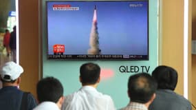 Des téléspectateurs regardent le lancement du missile de portée intermédiaire, le 22 mai 2017.