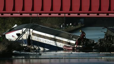 Accident d'une rame d'essais de TGV tombéela veille après son déraillement dans un canal à Eckwersheim, près de Strasbourg, le 15 novembre 2015 dans le Bas-Rhindans un canal à Eckwersheim, près de Strasbourg, le 15 novembre 2015 dans le Bas-Rhin