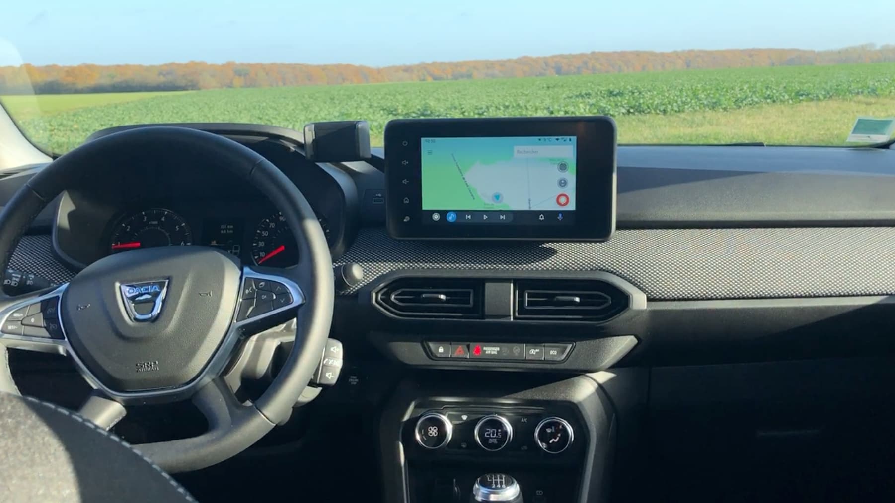A l'intérieur, un écran tactile 8 pouces est désormais disponible en option.