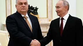 Le président russe Vladimir Poutine et le Premier ministre hongrois Viktor Orban se serrent la main lors d'une réunion au Kremlin à Moscou, le 28 novembre 2025.