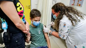 Un garçon se fait vacciner contre le Covid-19 à Holon (Israël) près de Tel Aviv le 21 juin 2021
