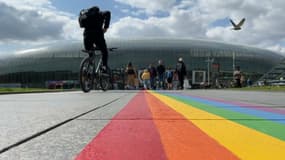 Une allée arc-en-ciel a été inaugurée mercredi 17 mai devant la gare de Strasbourg pour marquer le début du mois des fiertés.