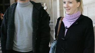 La garde à vue de Franck et Sandrine Lavier, qui furent injustement accusés dans l'affaire de pédophilie d'Outreau, a été prolongée mercredi pour une durée maximale de 24 heures. Le couple, soupçonné de maltraitance sur deux de ses cinq enfants, est inter