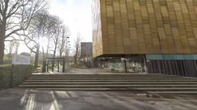 Devant l'entrée de l'Edhec de Lille. 