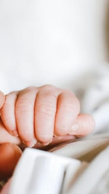  Congé de naissance : le nouveau congé parental fait débat 